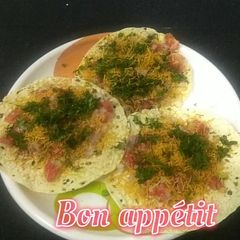 A picture of Masala papad.