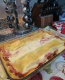 Lasagna de carne y jamón en salsa bechamel y tomate 🍅