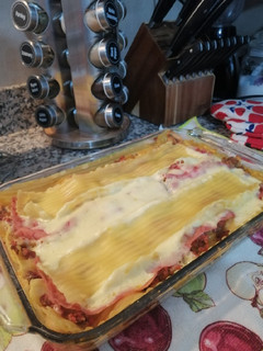Una foto de Lasagna de carne y jamón en salsa bechamel y tomate 🍅