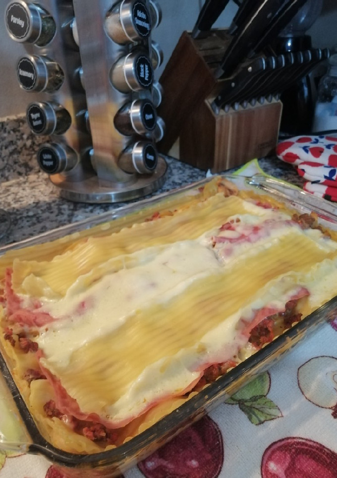 Una foto de Lasagna de carne y jamón en salsa bechamel y tomate 🍅