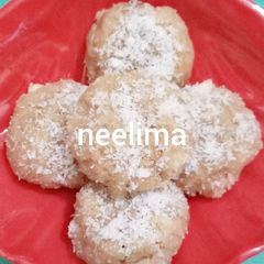 A picture of Coconut mawa peda.