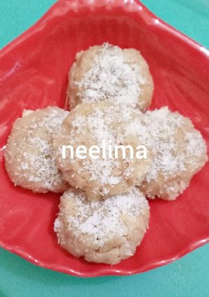 A picture of Coconut mawa peda.