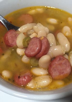 Una foto de Sopa de caraotas blancas con chorifrito
