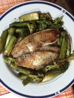 Una foto de Filete de Pescado asado a la pimienta con espárragos y Brocoli