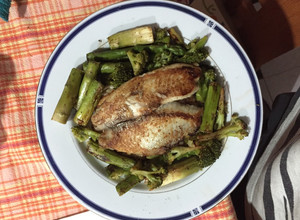 Una foto de Filete de Pescado asado a la pimienta con espárragos y Brocoli