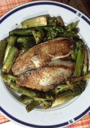 Una foto de Filete de Pescado asado a la pimienta con espárragos y Brocoli