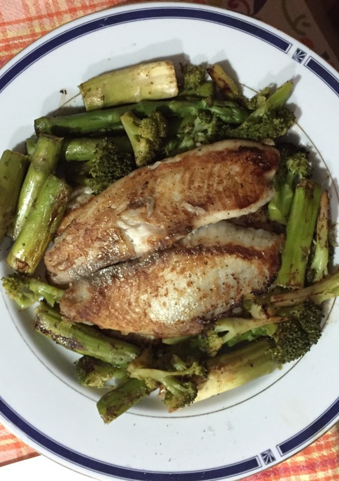 Una foto de Filete de Pescado asado a la pimienta con espárragos y Brocoli