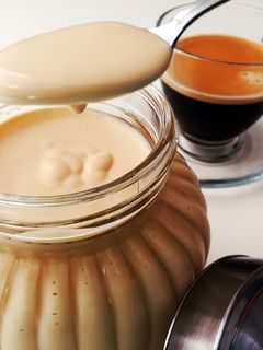 Una foto de Crema de vainilla para el café