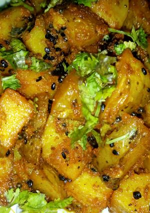 अचारी आलू रेसिपी मुख्य फोटो