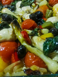 Una foto de Solomillos de pollo al horno con albahaca y verduras