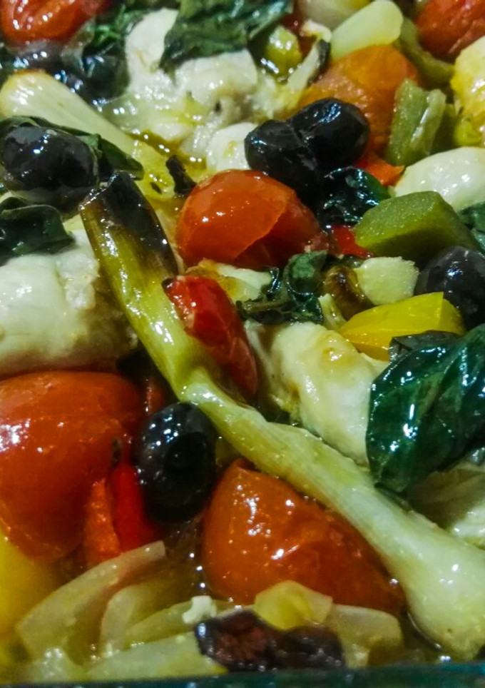 Una foto de Solomillos de pollo al horno con albahaca y verduras