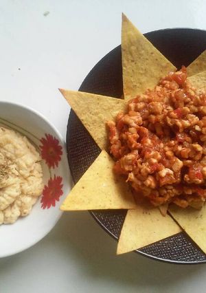 Foto resep Nachos with Chicken Bolognese and Cheese Sauce