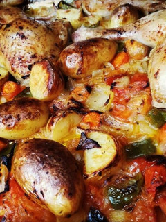 Una foto de Pollo al horno con tomillo, verduras y patatas y baby