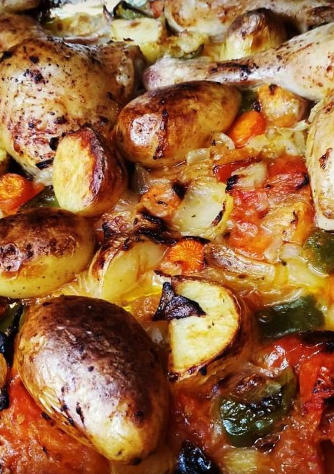 Una foto de Pollo al horno con tomillo, verduras y patatas y baby