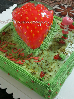 عکسی از دستور تزئین کیک مدل توت فرنگی 🍓