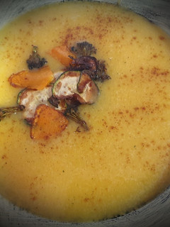Una foto de Crema de Calabaza y calabacín, con chips de la Huerta