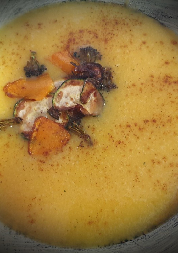 Una foto de Crema de Calabaza y calabacín, con chips de la Huerta
