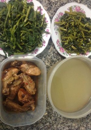 Hình của món Rau muống 3 món và gà chiên nước mắm thơm ngon.