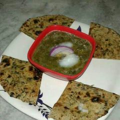 A picture of Sarso ka saag and makka ki roti🍱.