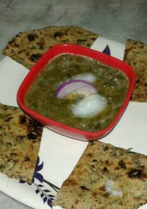 A picture of Sarso ka saag and makka ki roti🍱.