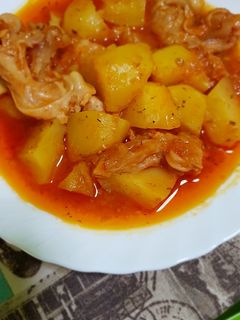 Una foto de Manitas de cordero guisadas con patatas en olla rápida