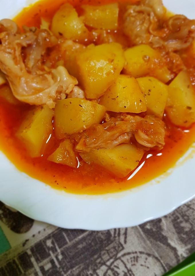 Una foto de Manitas de cordero guisadas con patatas en olla rápida