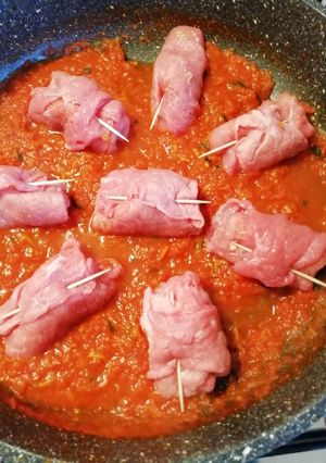 Foto di Involtini ripieni al sugo di pomodoro