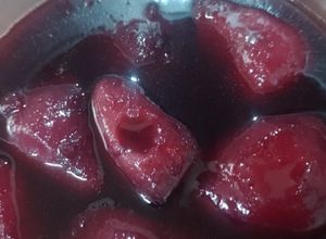 Una foto de Peras al vino tinto 🍷🍐🍐