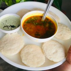 A picture of Idli Sambhar.