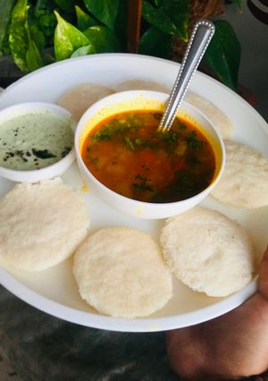 A picture of Idli Sambhar.