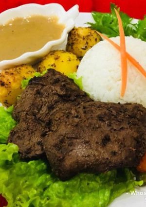 A picture of Whosaynas Gravy to serve with rice fried steak and veggies.