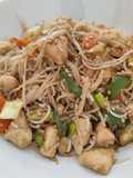Fideos Singapur (fideos de arroz con pollo y verduras)