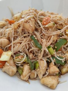 Una foto de Fideos Singapur (fideos de arroz con pollo y verduras)
