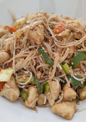 Una foto de Fideos Singapur (fideos de arroz con pollo y verduras)