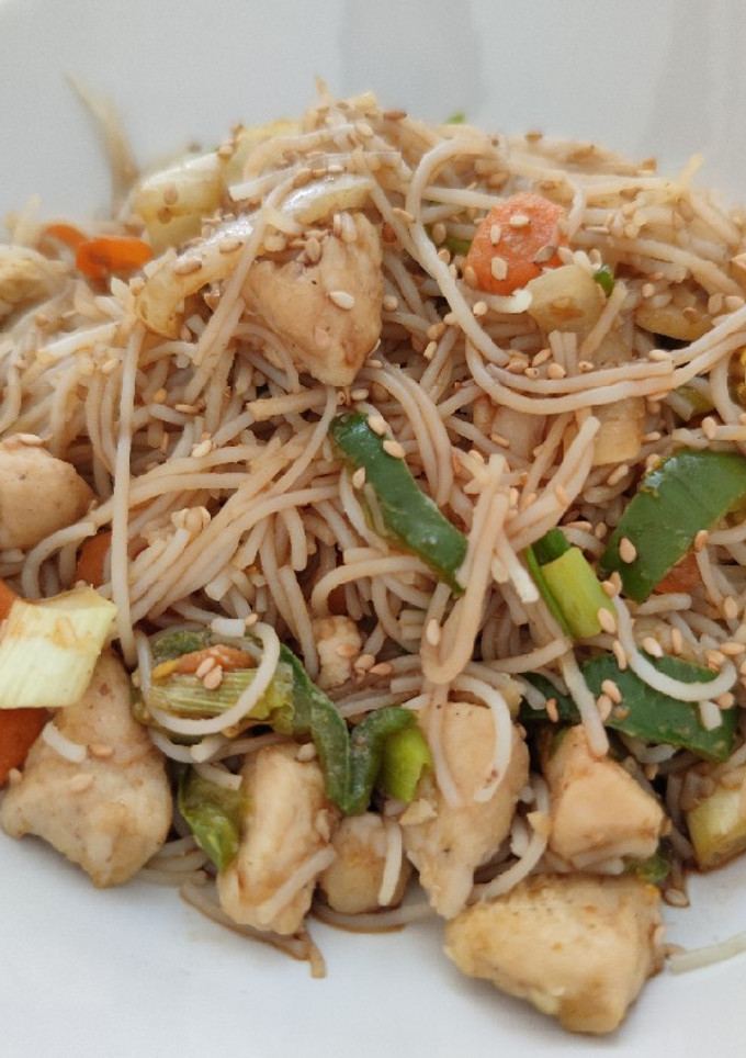 Una foto de Fideos Singapur (fideos de arroz con pollo y verduras)