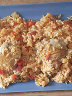 Una foto de Arroz con pollo frito