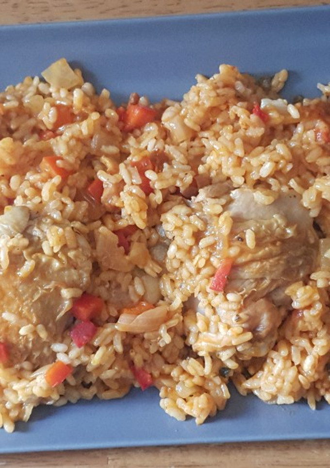 Una foto de Arroz con pollo frito