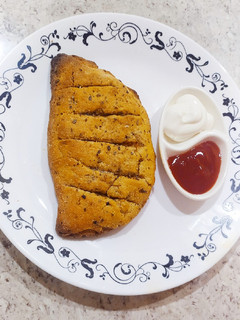 ડોમિનોઝ સ્ટાઇલ ગાર્લિક બ્રેડ (Domino's Style Garlic Bread Recipe In Gujarati) રેસીપી મુખ્ય ફોટો
