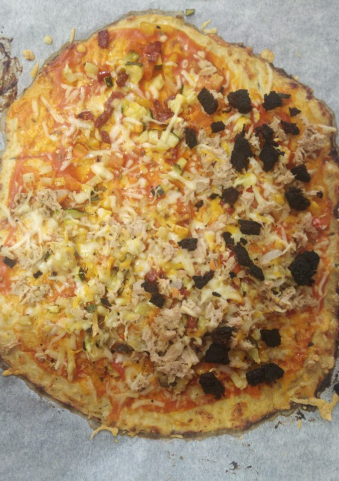 Una foto de Pizza con masa de coliflor