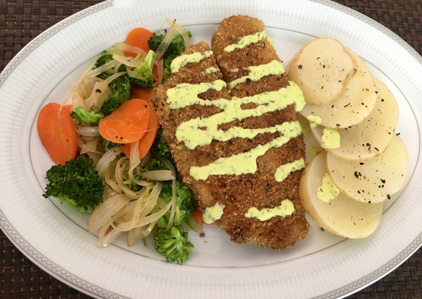 Pescado empanizado, verduras salteadas y papas al vapor