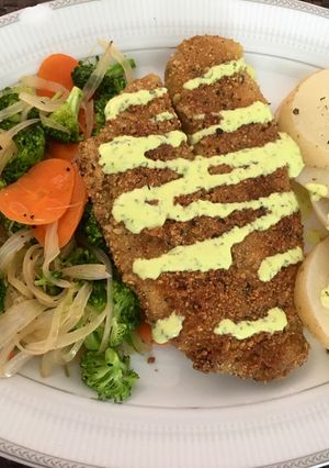 Una foto de Pescado empanizado, verduras salteadas y papas al vapor