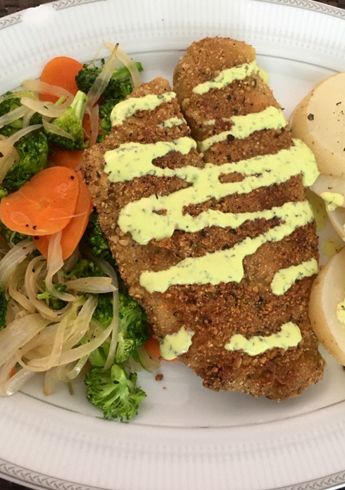 Una foto de Pescado empanizado, verduras salteadas y papas al vapor