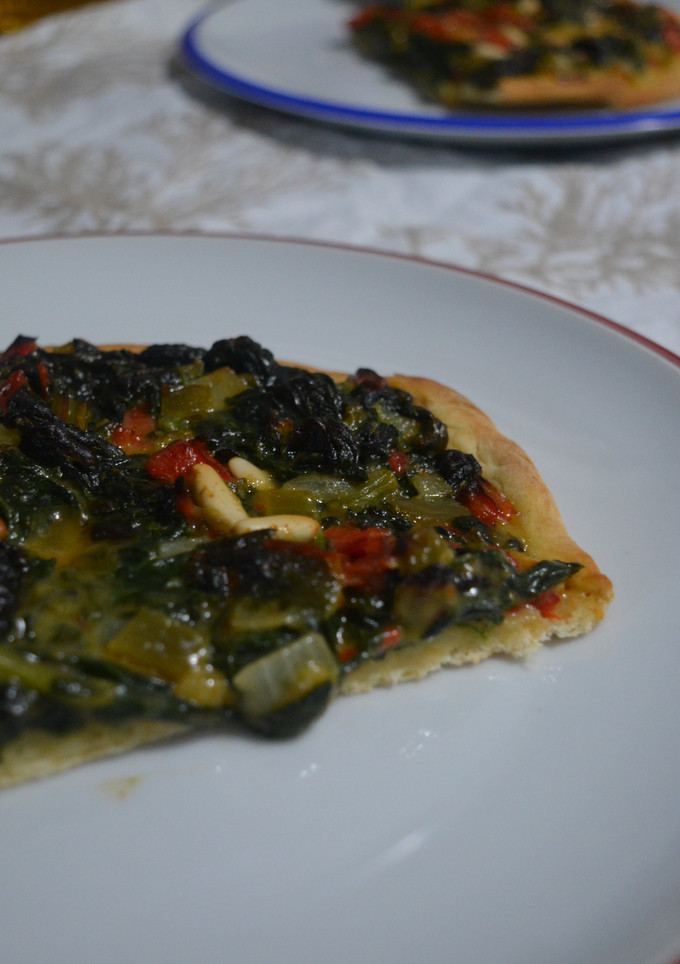 Una foto de Pizza de espinacas y bechamel