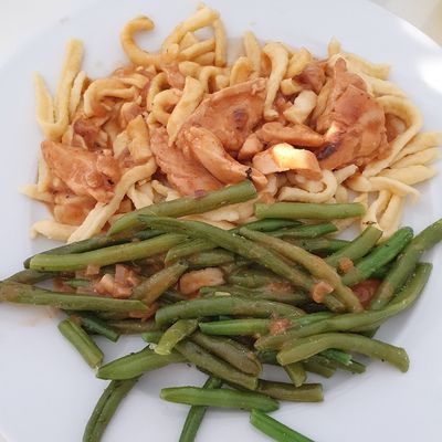 Hähnchengeschnetzeltes mit Spätzle und Bohnen-image