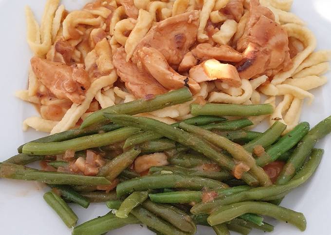 Hähnchengeschnetzeltes mit Spätzle und Bohnen