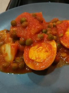 Una foto de Bacalao con huevo y guisantes