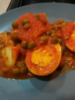 Una foto de Bacalao con huevo y guisantes