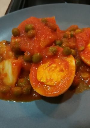 Una foto de Bacalao con huevo y guisantes