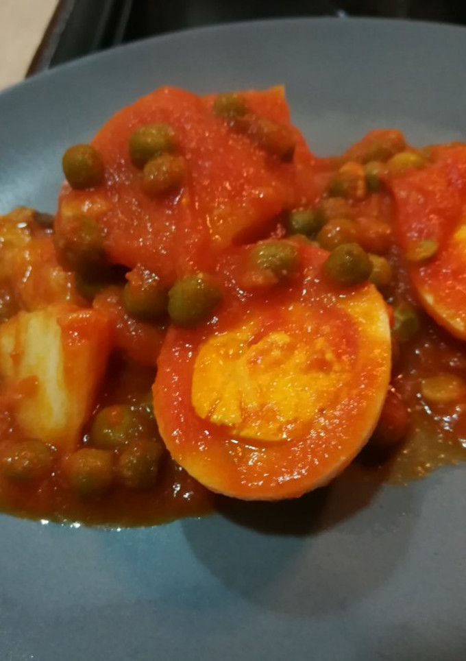 Una foto de Bacalao con huevo y guisantes