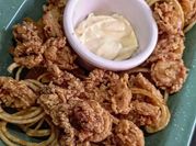 Una foto de calamares en aceite
